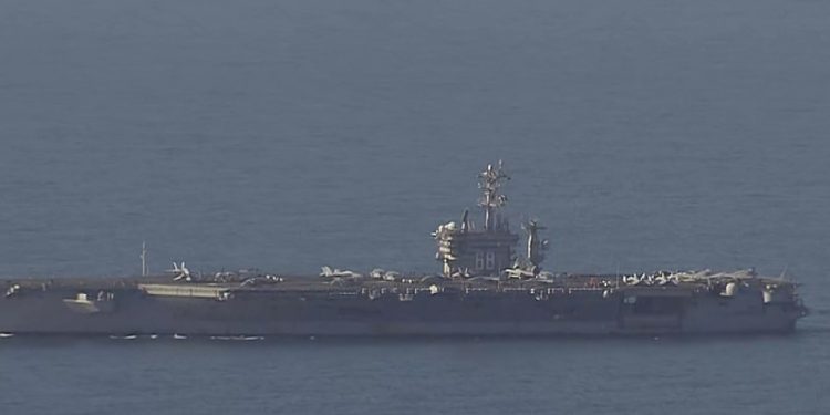 Força nuclear, tripulação de 6 mil e mais de 100 mil toneladas: Conheça porta-aviões dos EUA que está no Rio para operação especial; imagens