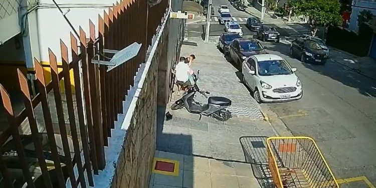 Homem em situação de rua é espancado por jovens em Perdizes; veja vídeo