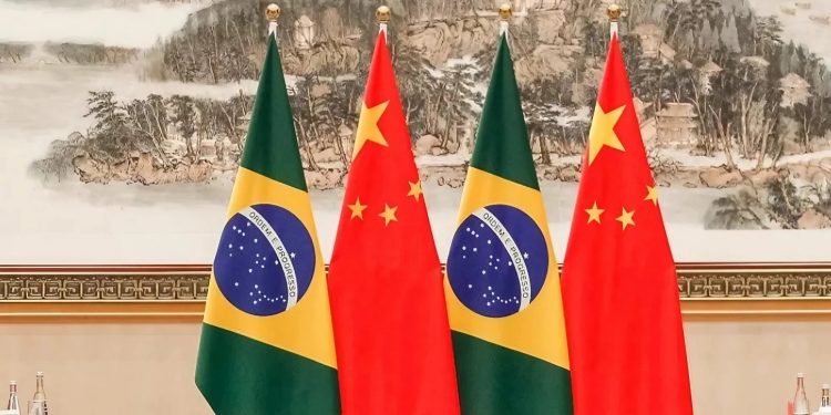 Investimento chinês salta 45% no Brasil, que foi o principal destino dos aportes do país asiático em 2025