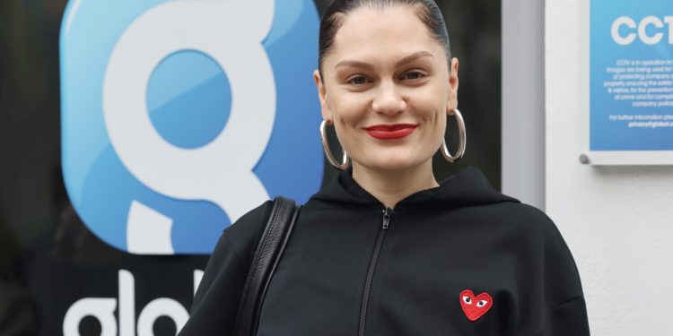 Jessie J revela que está sem câncer após tratamento contra doença