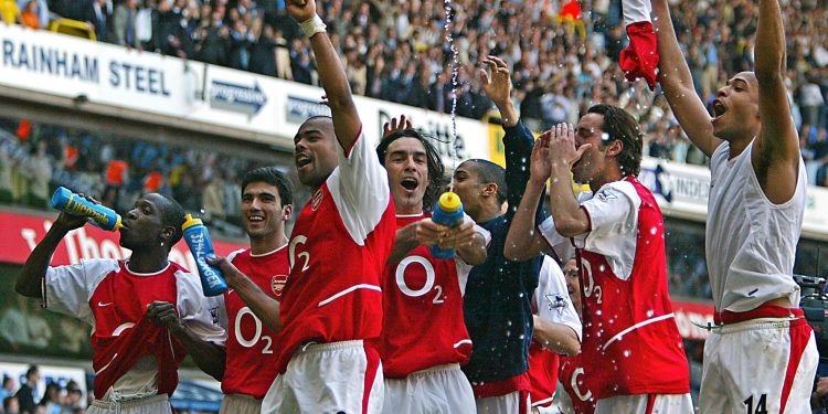 Jogos de Atenas, criação do Orkut e invasão do Iraque: Lembre como era o mundo no último título do Arsenal na Premier League