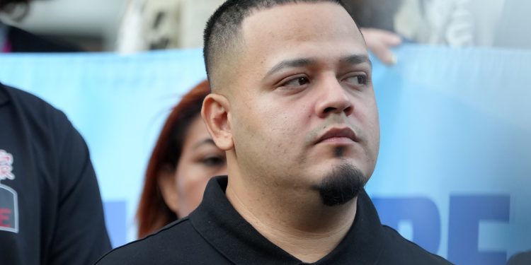 Juiz rejeita acusações contra imigrante deportado erroneamente para El Salvador e diz que governo Trump agiu por vingança