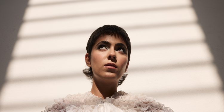 Lançando primeiro disco, filha de João Gilberto diz que não imaginava fama do pai: 'O que tem de tão incrível, fica ele e o violão'