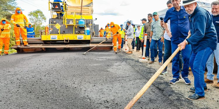 Lula promete destravar asfaltamento da BR-319 e diz que fará a Ferrogrão, obras na Amazônia criticadas por ambientalistas