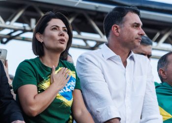 Michelle jogando à la Flávio Bolsonaro
