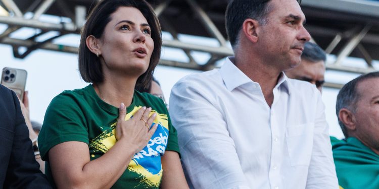 Michelle jogando à la Flávio Bolsonaro