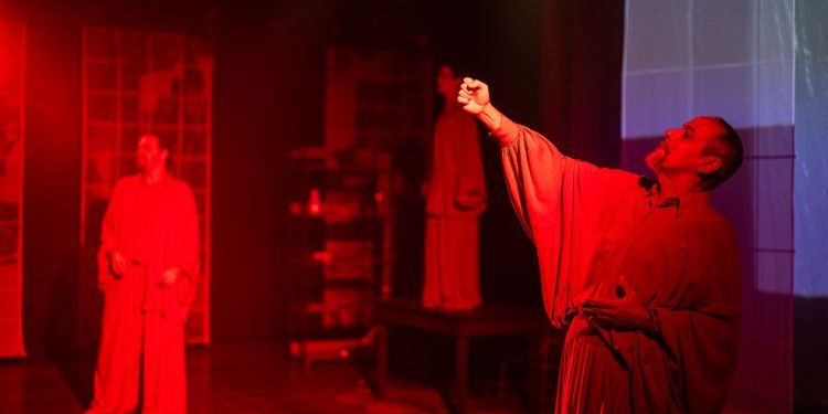 Cena da peça "Aurora – Uma homenagem à obra de Paulo Mendes Campos" — Foto: Nil Caniné