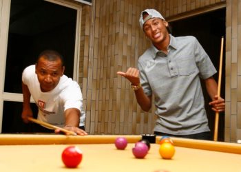 Neymar Jr com seu pai jogando sinuca em casa, em 2010 — Foto: Eliária Andrade/Agência O GLOBO