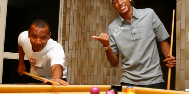 Neymar Jr com seu pai jogando sinuca em casa, em 2010 — Foto: Eliária Andrade/Agência O GLOBO