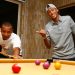 Neymar Jr com seu pai jogando sinuca em casa, em 2010 — Foto: Eliária Andrade/Agência O GLOBO