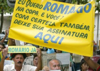 Torcedores pedindo Romário em frente a hotel no Rio onde seria divulgdada convocação em 2002 — Foto: Hipólito Pereira/Agência O GLOBO