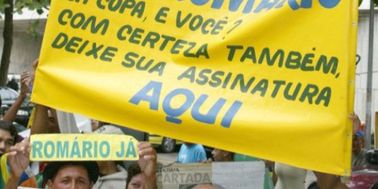 Torcedores pedindo Romário em frente a hotel no Rio onde seria divulgdada convocação em 2002 — Foto: Hipólito Pereira/Agência O GLOBO