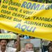 Torcedores pedindo Romário em frente a hotel no Rio onde seria divulgdada convocação em 2002 — Foto: Hipólito Pereira/Agência O GLOBO