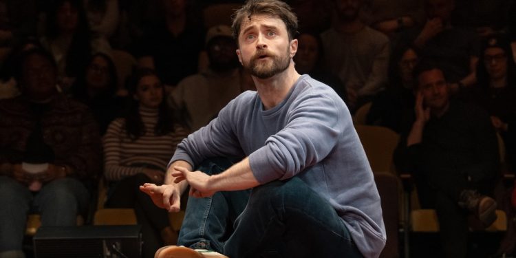 Daniel Radcliffe em cena de 'Every Brilliant Thing', na Broadway — Foto: Sara Krulwich/The New York Times