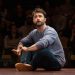 Daniel Radcliffe em cena de 'Every Brilliant Thing', na Broadway — Foto: Sara Krulwich/The New York Times