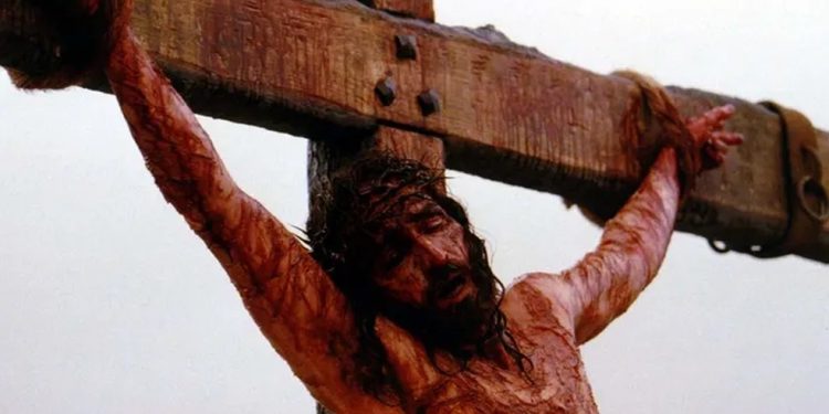 Jim Caviezel em cena de "A Paixão de Cristo" (2004) — Foto: Divulgação