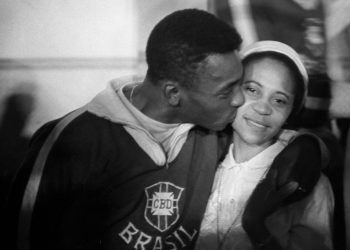 Pelé e a mãe Dona Celeste em 1966 — Foto: Arquivo pessoal / 8-5-1966