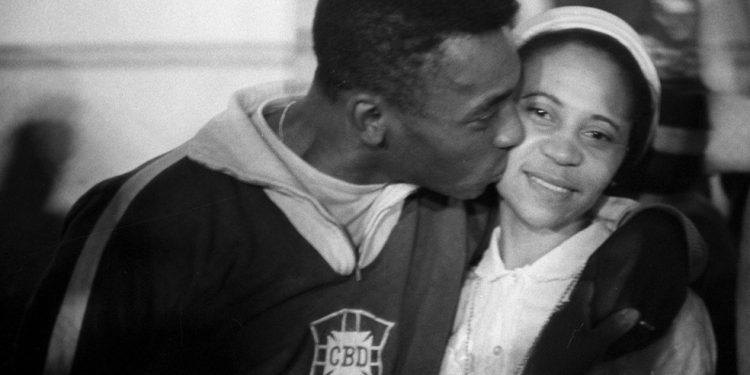 Pelé e a mãe Dona Celeste em 1966 — Foto: Arquivo pessoal / 8-5-1966