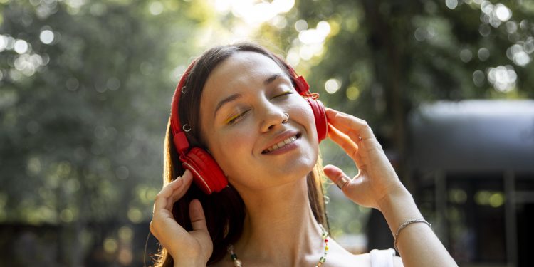 O que a psicologia diz sobre as pessoas que sempre escutam as mesmas músicas