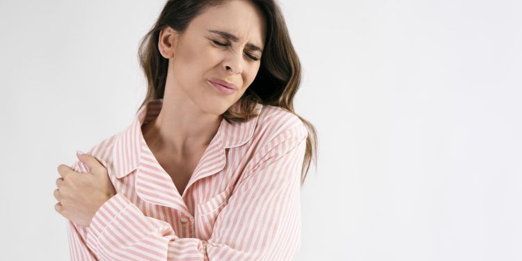 O que é 'ombro congelado', condição que afeta 10% das mulheres