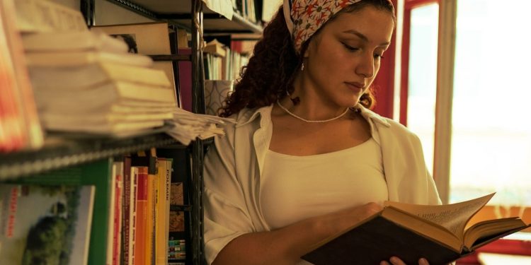O que explica o crescimento do consumo de livros entre mulheres no Brasil