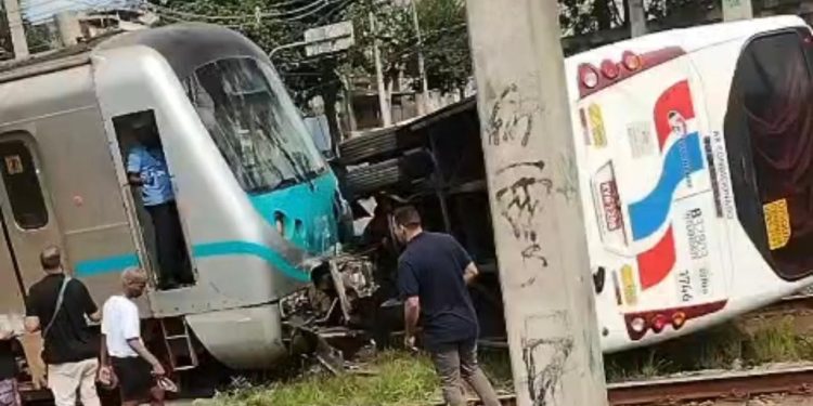 Ônibus colide contra trem em Costa Barros, na Zona Norte do Rio