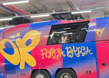Ônibus do Barcelona é apedrejado por torcedores do próprio clube achando que era o do Real Madrid; entenda