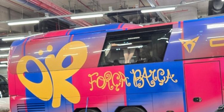Ônibus do Barcelona é apedrejado por torcedores do próprio clube achando que era o do Real Madrid; entenda
