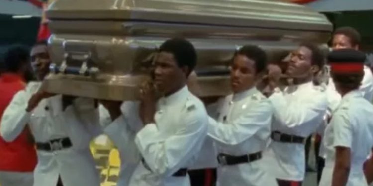 Militares da Força de Defesa da Jamaica carregam caixão de Bob Marley — Foto: Reprodução