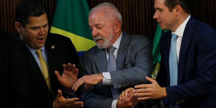 PEC do BC, fim da escala 6x1 e Galípolo colocam governo Lula em semana de pressão no Congresso