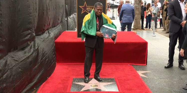 Paulinho da Costa se torna primeiro brasileiro com estrela na Calçada da Fama: 'Além do que eu podia esperar'