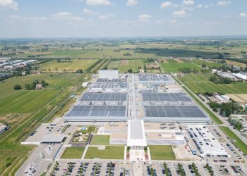 Fábrica da Philip Morris International localizada em Bolonha, na Itália, ocupa o equivalente a 33 estádios de futebol, gerou 41 mil empregos diretos e indiretos e responde por 0,5 ponto percentual do PIB daquele país. — Foto: Divulgação