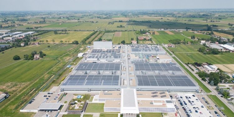 Fábrica da Philip Morris International localizada em Bolonha, na Itália, ocupa o equivalente a 33 estádios de futebol, gerou 41 mil empregos diretos e indiretos e responde por 0,5 ponto percentual do PIB daquele país. — Foto: Divulgação