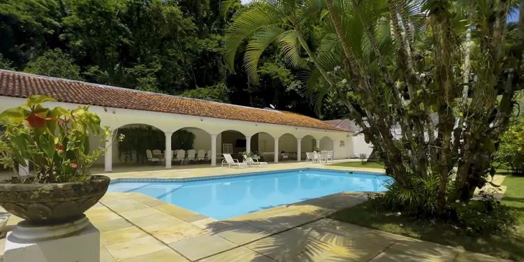 Piscina, heliponto e quadras: mansão de Renato Aragão bloqueada por dívida de IPTU está à venda desde 2023; veja fotos