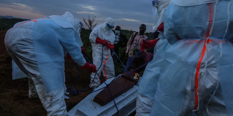Por que esse surto de Ebola é diferente dos anteriores e preocupa as autoridades de saúde?