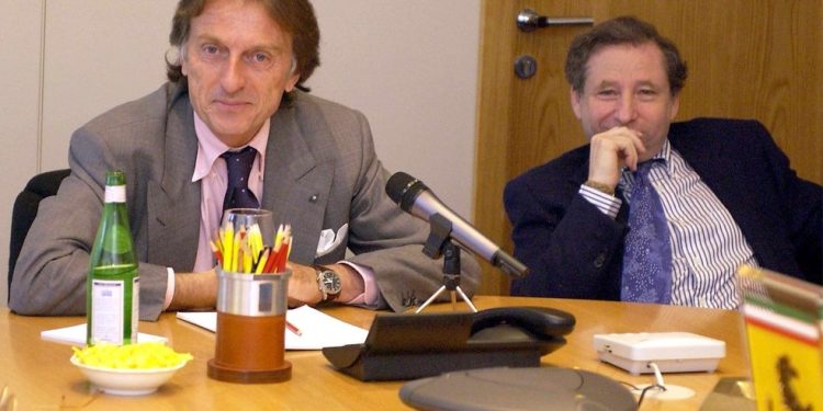 O então presidente da Ferrari, Luca Cordero di Montezemolo, e então o chefe de esporte a motor da marca, Jean Todt, em 2002 — Foto: AFP PHOTO/UFFICIO STAMPA