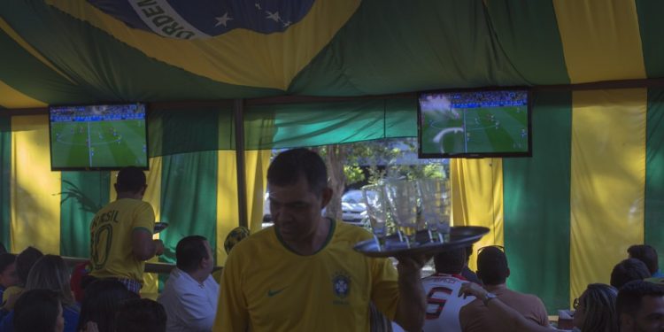 Em Brasília, torcedores assistem a Brasil x Servia, pela Copa do Mundo da Rússia, em bar de uma superquadra — Foto: Daniel Marenco