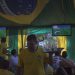 Em Brasília, torcedores assistem a Brasil x Servia, pela Copa do Mundo da Rússia, em bar de uma superquadra — Foto: Daniel Marenco
