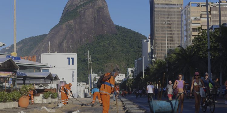 Ressaca que invade a orla no Leblon tem solução? Especialistas respondem