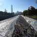 Corredores participam de uma corrida ao longo das margens do rio Mapocho, em Santiago, que passou por processo de despoluição — Foto: Rodrigo Arangua / AFP