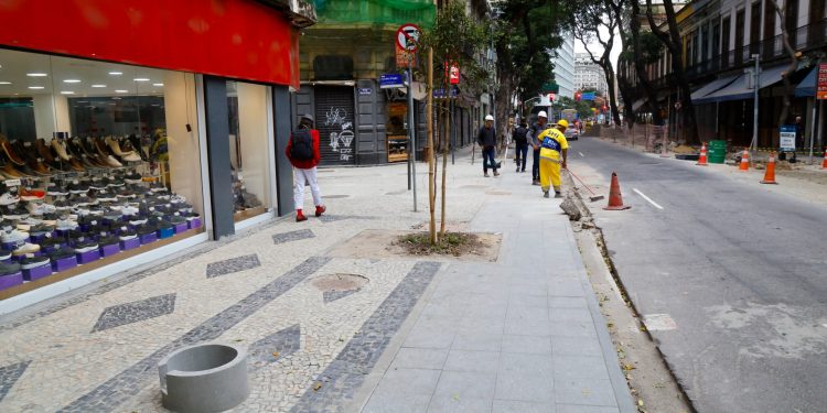 Rua da Carioca começa a tomar forma da Rua da Cerveja: calçadas mais largas e pistas mais estreitas para o trânsito