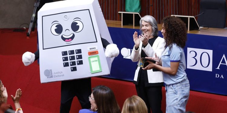 TSE apresenta Pilili, mascote sem gênero das eleições de 2026