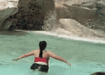 Turista invade a Fontana di Trevi, em Roma, faz mergulho e acaba detida; vídeo — Foto: Reprodução/Tiktok