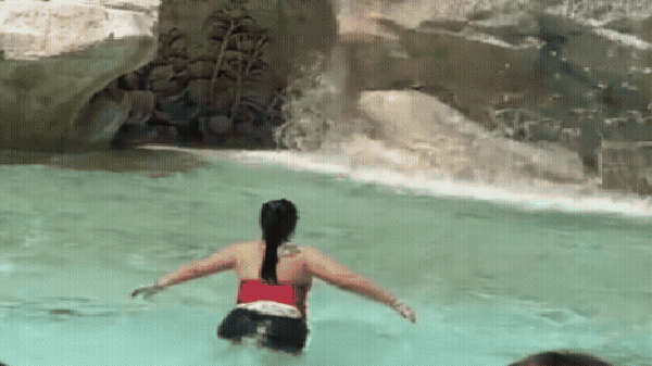 Turista invade a Fontana di Trevi, em Roma, faz mergulho e acaba detida; vídeo — Foto: Reprodução/Tiktok