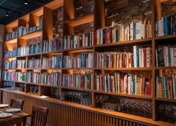 Um café e um livro, por favor: conheça espaços que unem os dois prazeres