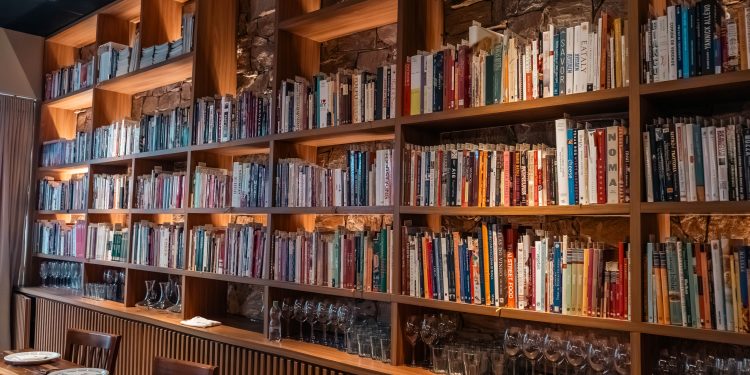 Um café e um livro, por favor: conheça espaços que unem os dois prazeres