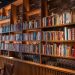 Um café e um livro, por favor: conheça espaços que unem os dois prazeres