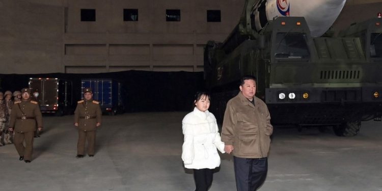 Kim Jon-un é visto com sua filha pela primeira vez — Foto: Divulgação/KCNA