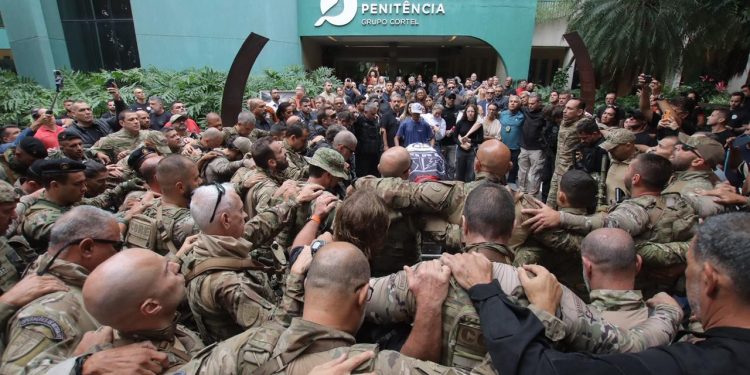 Viúva de piloto da Core recebe apoio de internautas em post com mensagem sobre luto: 'Lá de cima tem um guerreiro olhando por vocês'