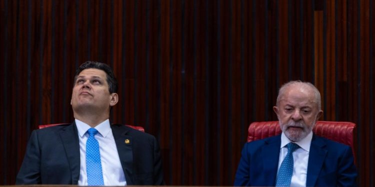 Viviane Moraes e Michelle a uma cadeira de distância e saia-justa entre Alcolumbre e Messias: as cenas inusitadas no TSE